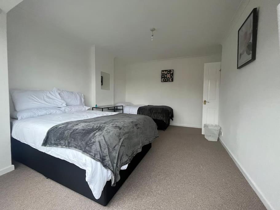 Spacious 4 Bed Home Near Nec, Jlr & Airport Parking For 3 Cars Ideal For Contractors! Σόλιχαλ Εξωτερικό φωτογραφία