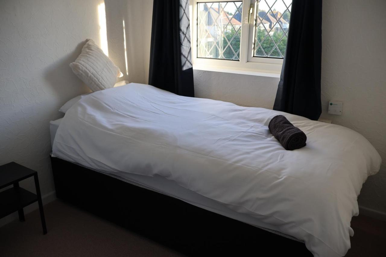 Spacious 4 Bed Home Near Nec, Jlr & Airport Parking For 3 Cars Ideal For Contractors! Σόλιχαλ Εξωτερικό φωτογραφία
