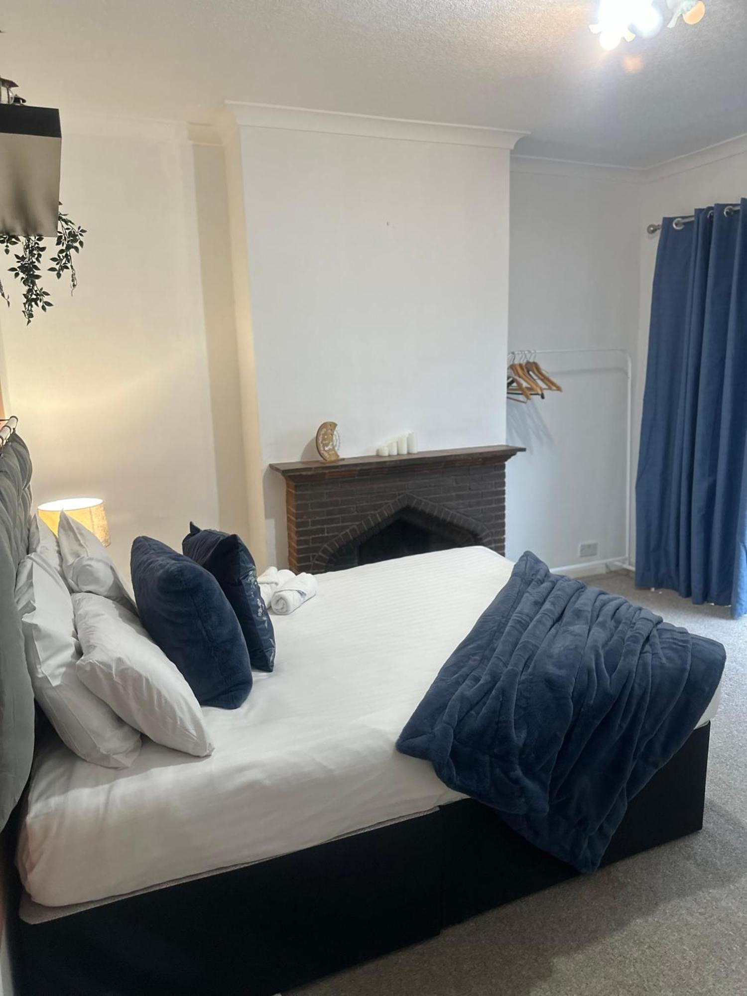 Spacious 4 Bed Home Near Nec, Jlr & Airport Parking For 3 Cars Ideal For Contractors! Σόλιχαλ Εξωτερικό φωτογραφία