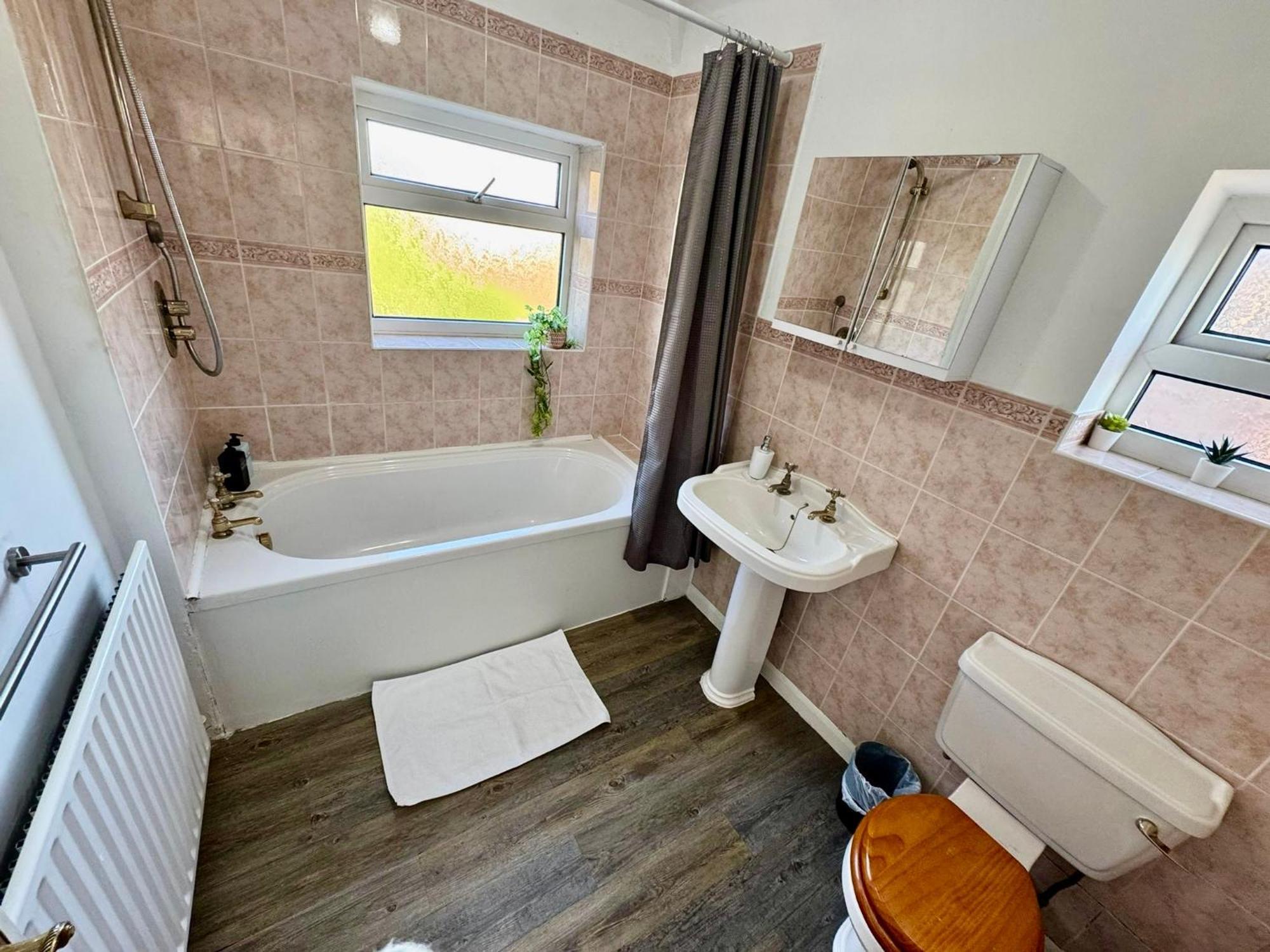 Spacious 4 Bed Home Near Nec, Jlr & Airport Parking For 3 Cars Ideal For Contractors! Σόλιχαλ Εξωτερικό φωτογραφία