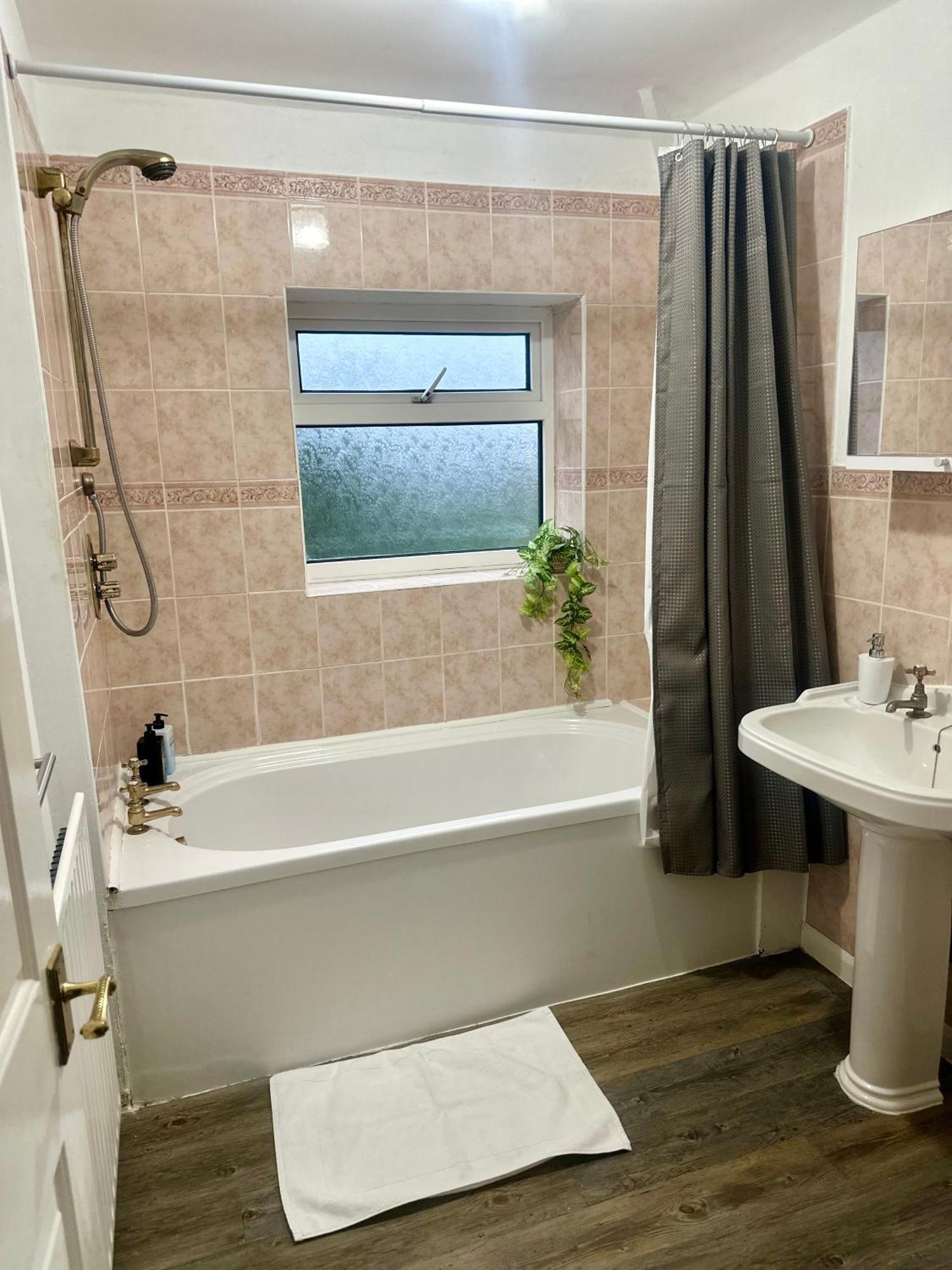Spacious 4 Bed Home Near Nec, Jlr & Airport Parking For 3 Cars Ideal For Contractors! Σόλιχαλ Εξωτερικό φωτογραφία